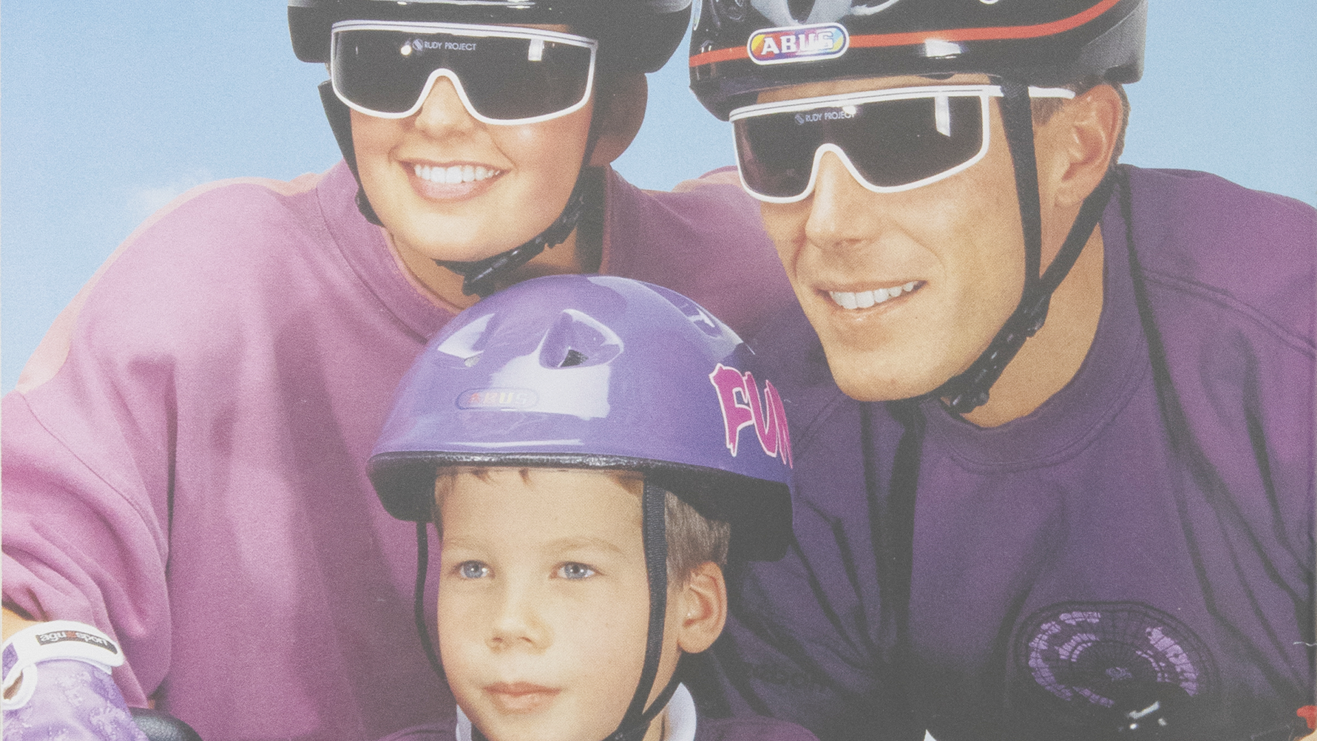 Un hombre y dos niños con cascos de bicicleta ABUS © ABUS