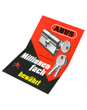 Une affiche noire et rouge montrant un cylindre de porte ABUS avec des clés, avec l'inscription « Éprouvé des millions de fois » © ABUS