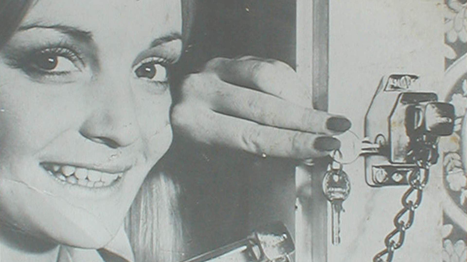 Una mujer cerrando una cerradura adicional para puerta © ABUS