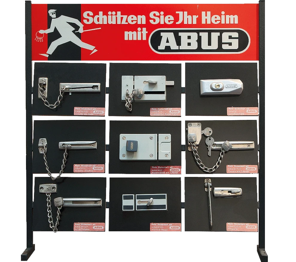 Stand con manifesto dal titolo "Schützen Sie ihr Heim mit ABUS" (Proteggi la tua casa con ABUS) e varie serrature supplementari ABUS sotto di esso © ABUS