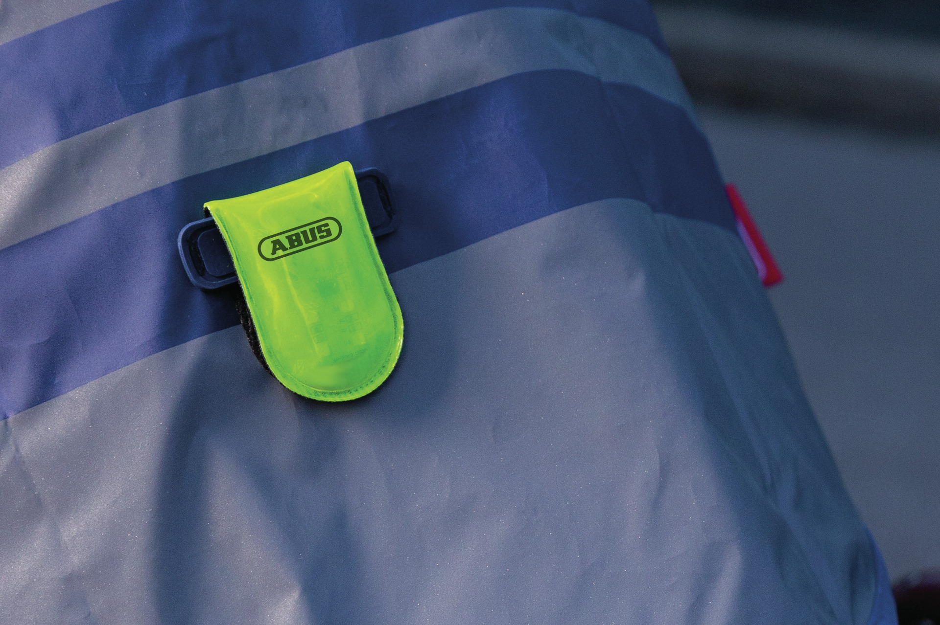 Toepassingsvoorbeeld - Veiligheidsvest Lumino Urban Vest met Lumino Easy Magnet Light
