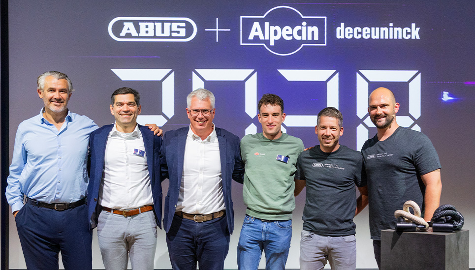 Gruppenfoto von Führungskräften von ABUS sowie des CEO des Radsportteams Ciclismo Mundial und dem Teamfahrer Ryan Kamp (Alpecin-Deceuninck) © ABUS