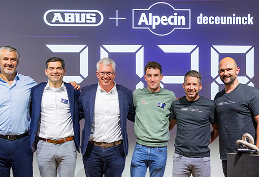 Gruppenfoto von F&uuml;hrungskr&auml;ften von ABUS sowie des CEO des Radsportteams Ciclismo Mundial und dem Teamfahrer Ryan Kamp (Alpecin-Deceuninck) &copy; ABUS