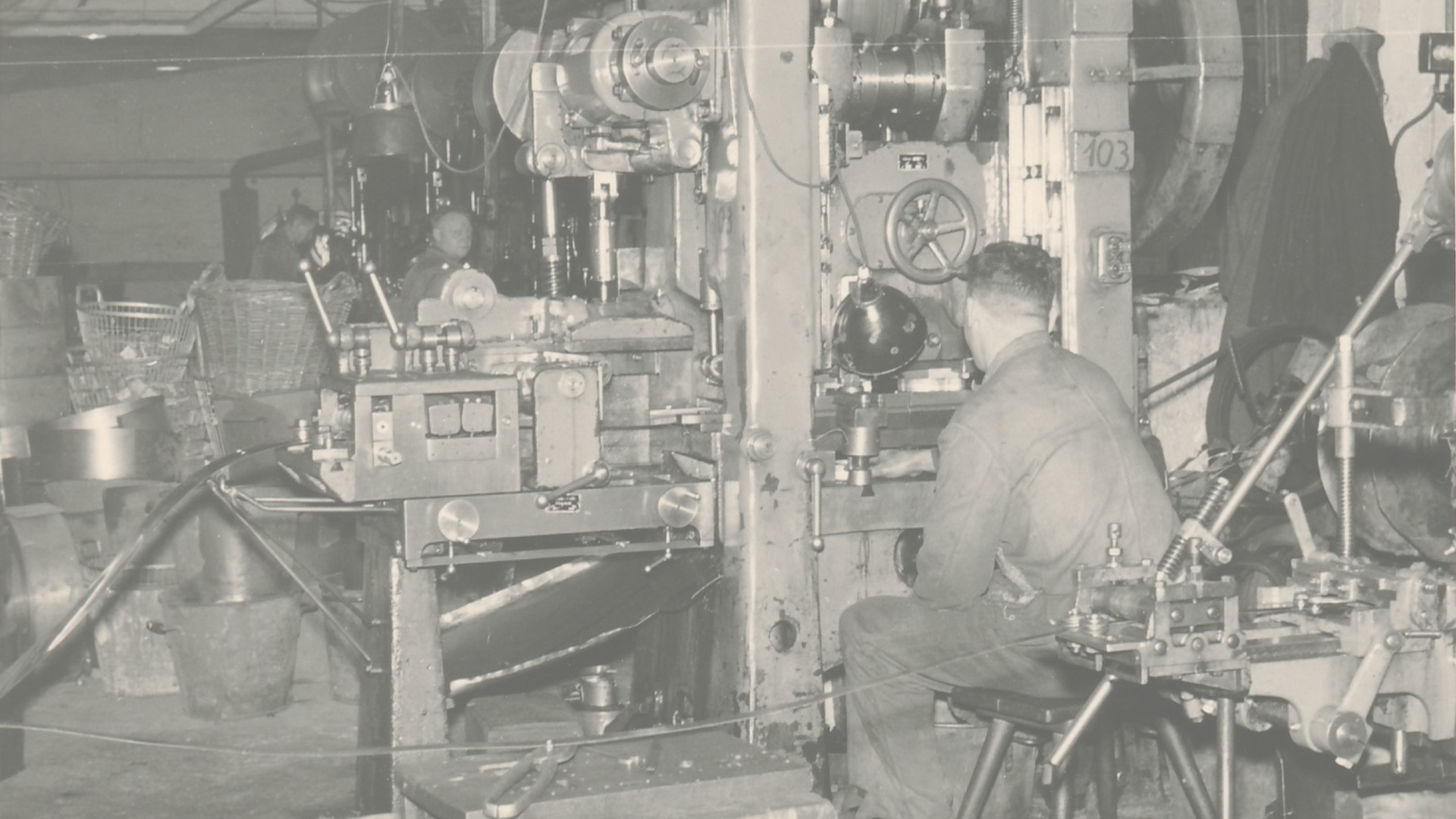 En man sitter och arbetar vid en maskin © ABUS