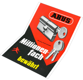 Une affiche noire et rouge montrant un cylindre de porte ABUS avec des clés, avec l'inscription « Éprouvé des millions de fois » © ABUS