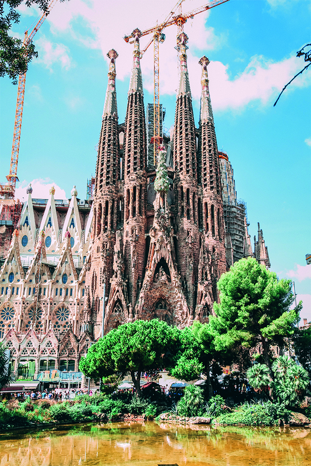 Sagrada Familia &copy; pexels - Enrico Perini