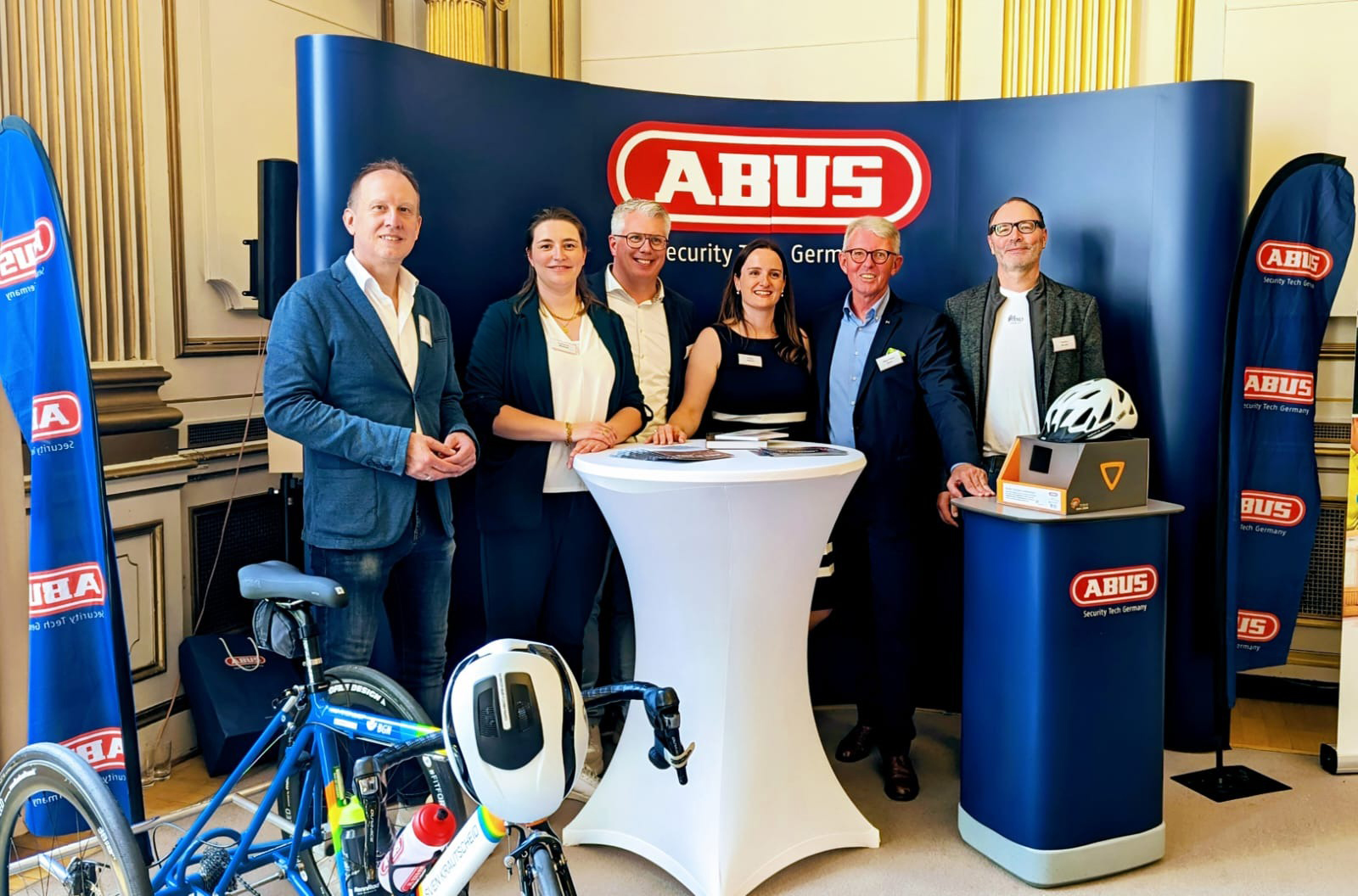 Gruppenfoto von Vertreterinnen und Vertretern der Stiftung savemybrain sowie von ABUS vor der savemybrain-Ausstellung bei ABUS &copy; ABUS