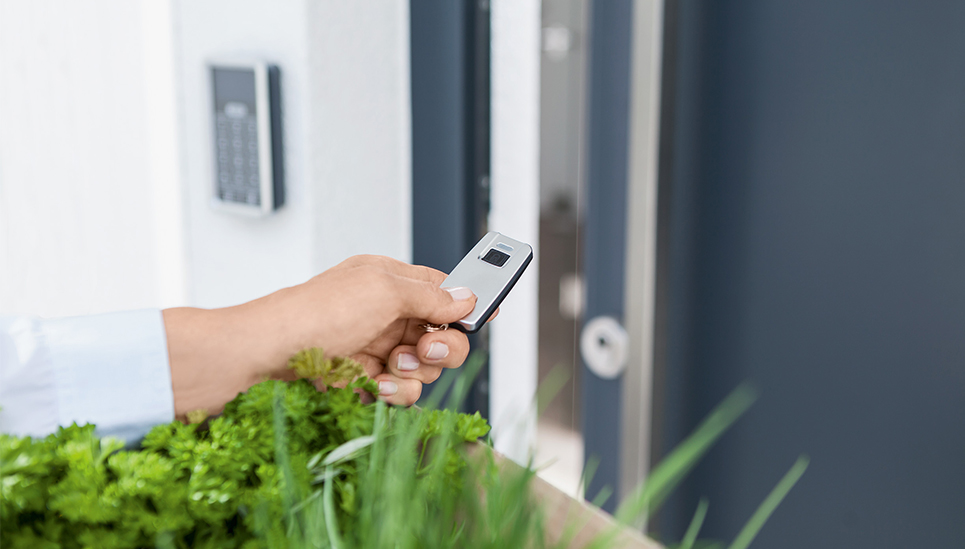 HomeTec Pro - Apertura delle porte d'ingresso con la semplice pressione di un pulsante &copy; ABUS