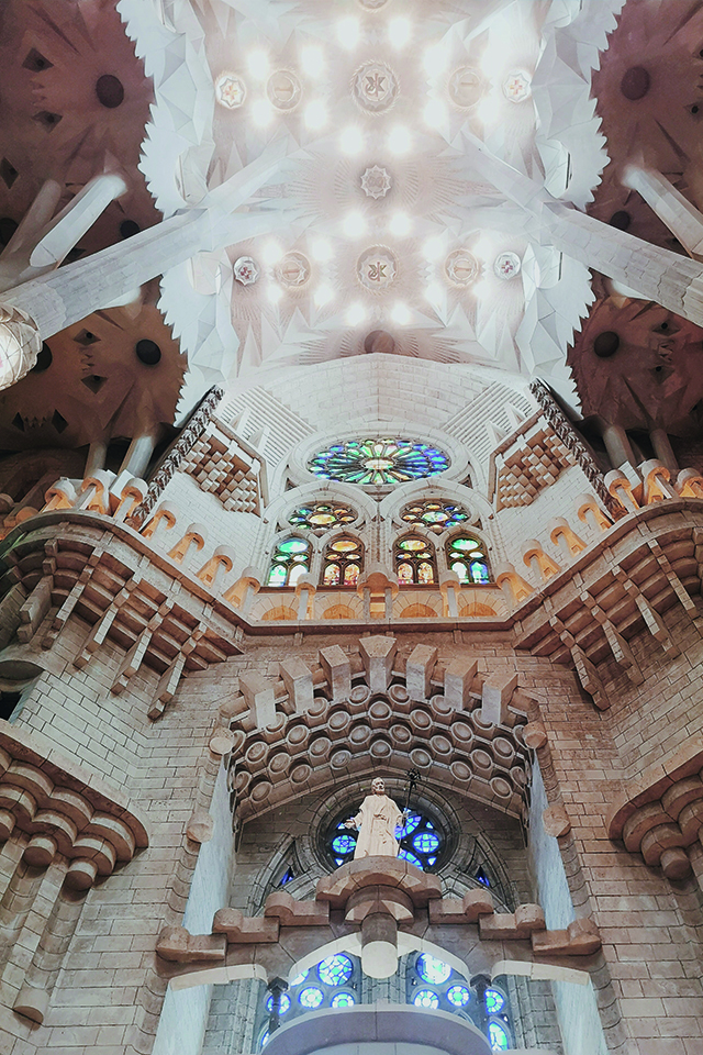 Sagrada Familia &copy; unsplash - Tomas Nozina