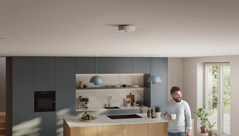 Kitchen with PREVARO CONNECT wireless heat detector on the ceiling © ABUS