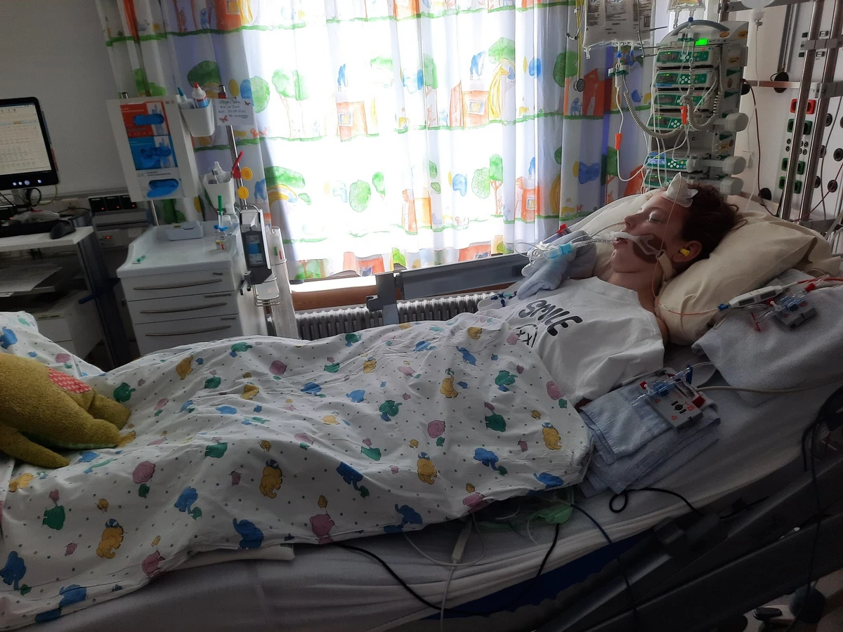 Frau liegt im Krankenhausbett und wird beatmet © ABUS