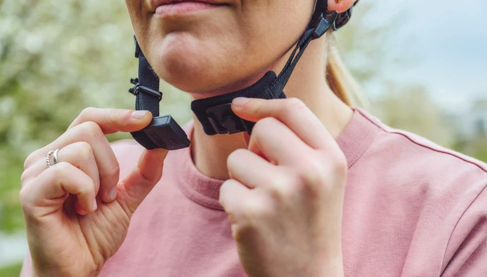 Close-up of the Fidlock clasp on the YOUN-I 3.0 ACE © ABUS