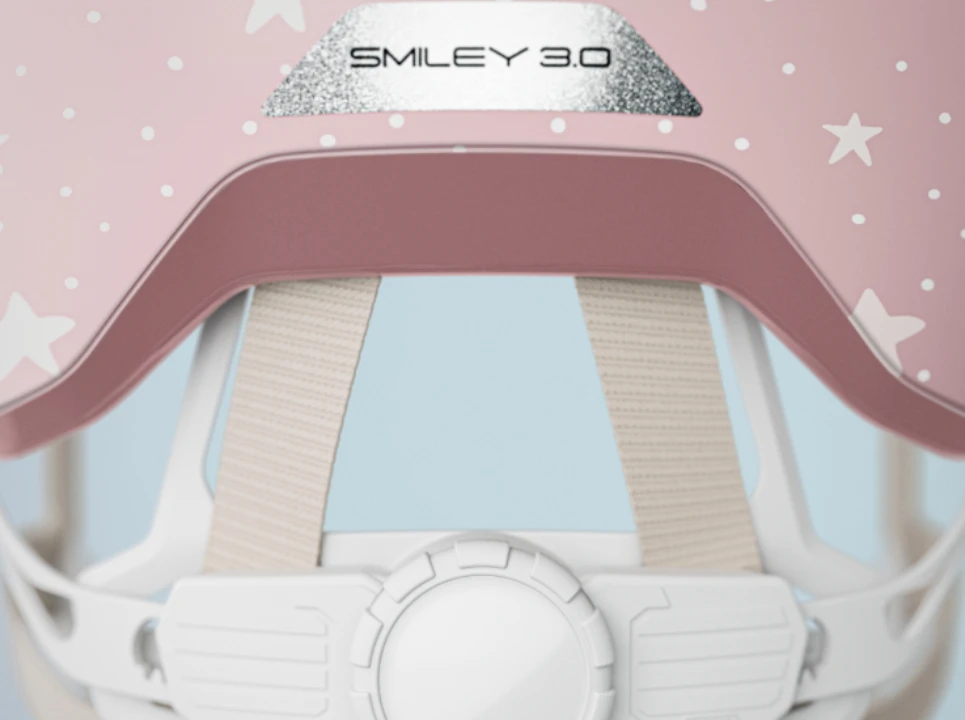 Rückansicht des ABUS Smiley 3.0 FL.ACE LED Kinderhelms in Pure Rosestars mit Zoom Spin Verstellsystem zur individuellen Größenanpassung © ABUS