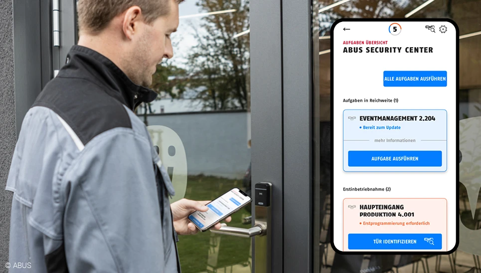 Bildcollage: im linken Bildteil ein Handwerker mit Smartphone, auf dem die TECTIQ Admin App erkennbar ist. Im rechten Bildteil sieht man das Display vergrößert (Aufgaben Übersicht in der Admin App).  © ABUS
