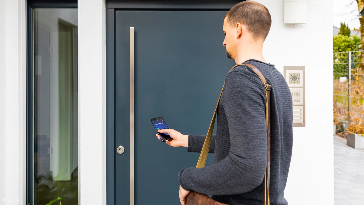 The HomeTec Pro door lock becomes smart: With the Bluetooth series, you can unlock the door via app