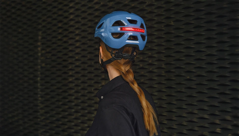 Rear light of the Urban-I 4.0 in glacier blue ©ABUS
