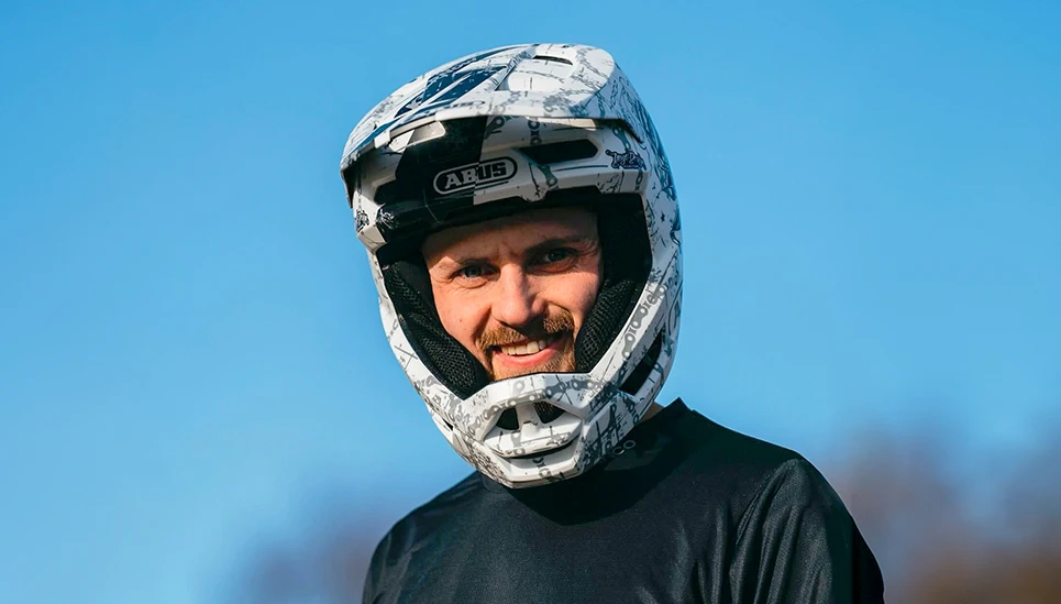 Tom Isted mit dem ABUS HiDrop ©Boris Beyer