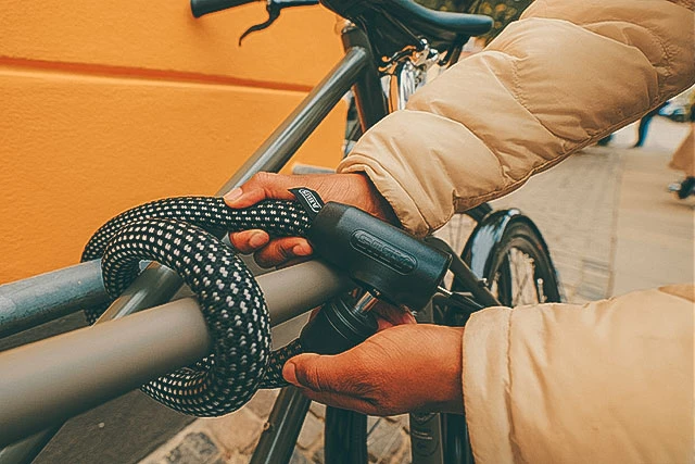 YARNIT kettingslot, zwart, om het fietsframe gewikkeld © ABUS