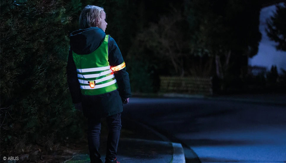 Vor Regen geschützt und im Dunkeln gut sichtbar mit dem Kinderwagen – dank Regenschutz TESSA  © ABUS