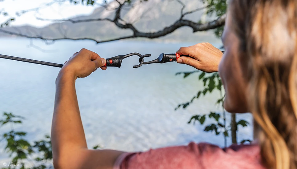 Sécher le linge pendant les vacances en camping? Pas de problème avec notre cordon élastique avec différentes fixations © ABUS
