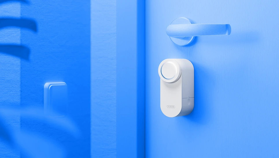 LOXERIS Un entraînement de serrure de porte sur une porte © ABUS