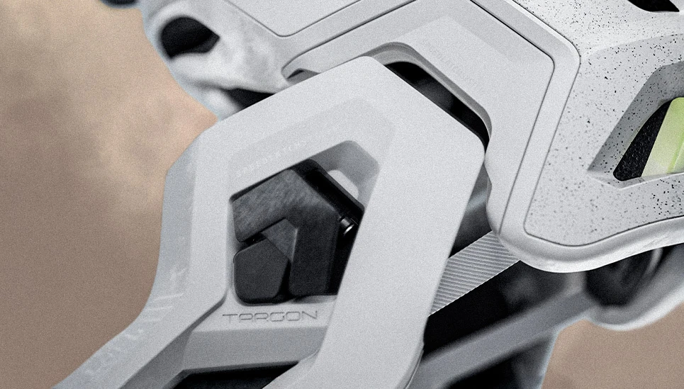 Close-up of the removable chin strap on the TARGON MTB helmet © ABUS