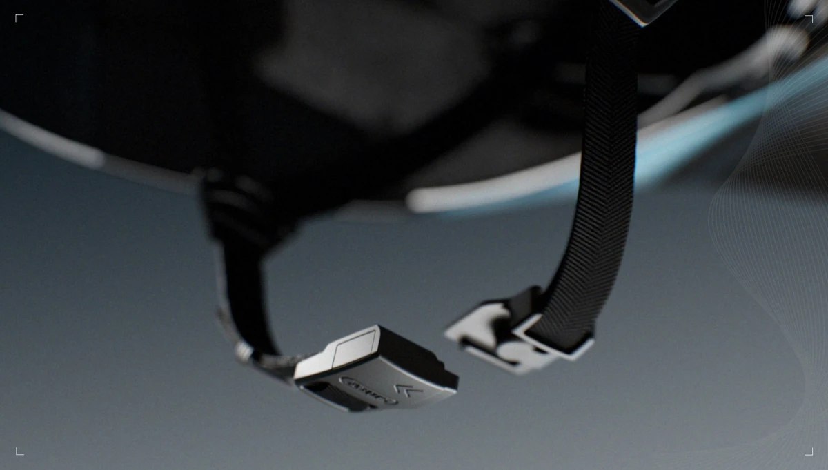 Närbild på det magnetiska Fidlock-spännet på hakremmen på ABUS TimeShifter TT-hjälmen © ABUS