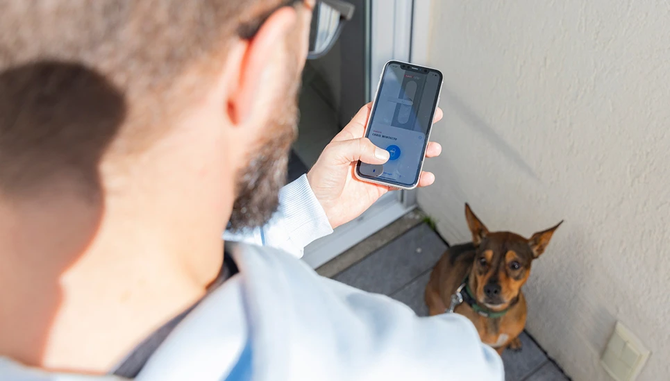 Esci un attimo con il cane e apri la porta con l’orologio: goditi la tua libertà con WINTECTO One © ABUS