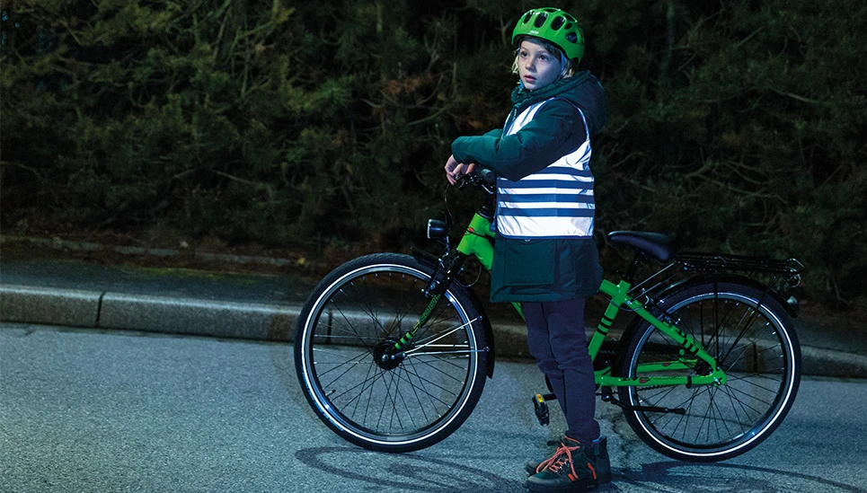 Hell reflektierend: Die Warnweste JC6900 MAX © ABUS