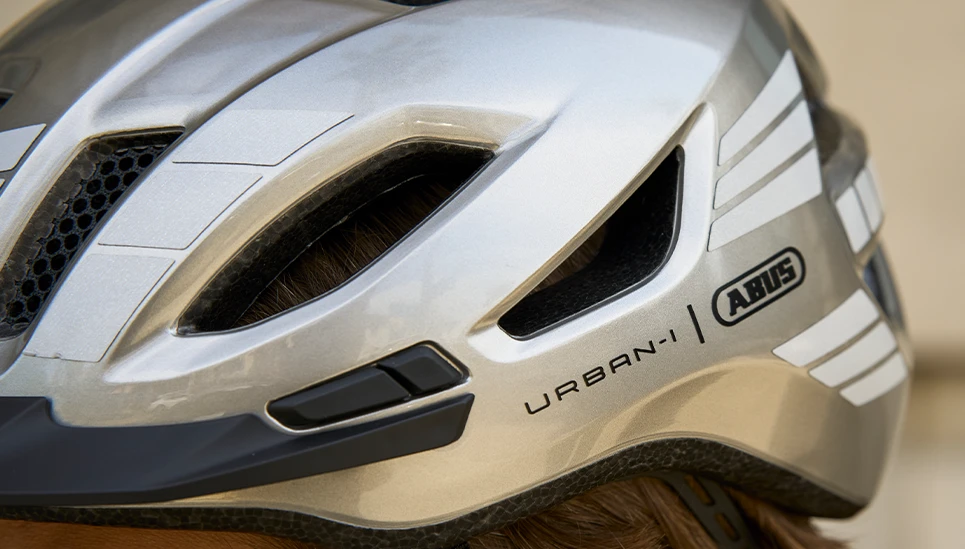 Close-up of the reflective sticker on the Urban-I 4.0 LR bicycle helmet © ABUS