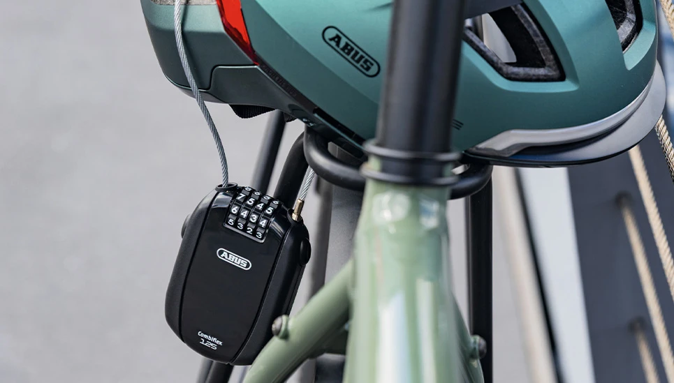 Combiflex™ Trip 125 Schloss mit Zahlencode verriegelt Helm am Fahrrad – leicht und flexibel © ABUS