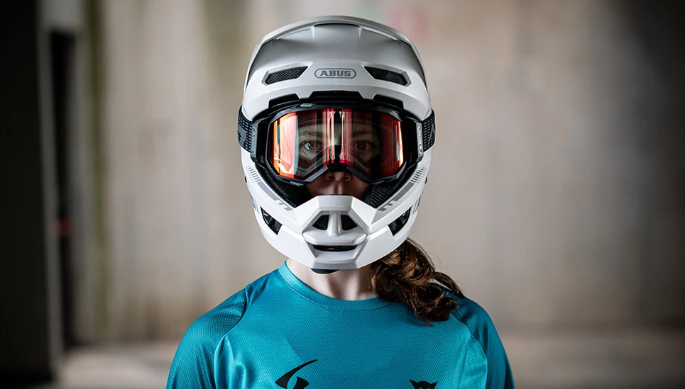 Raphaela Richter, Team Simplon Trailblazers, med ABUS HiDrop ©Team Simplon Trailblazers