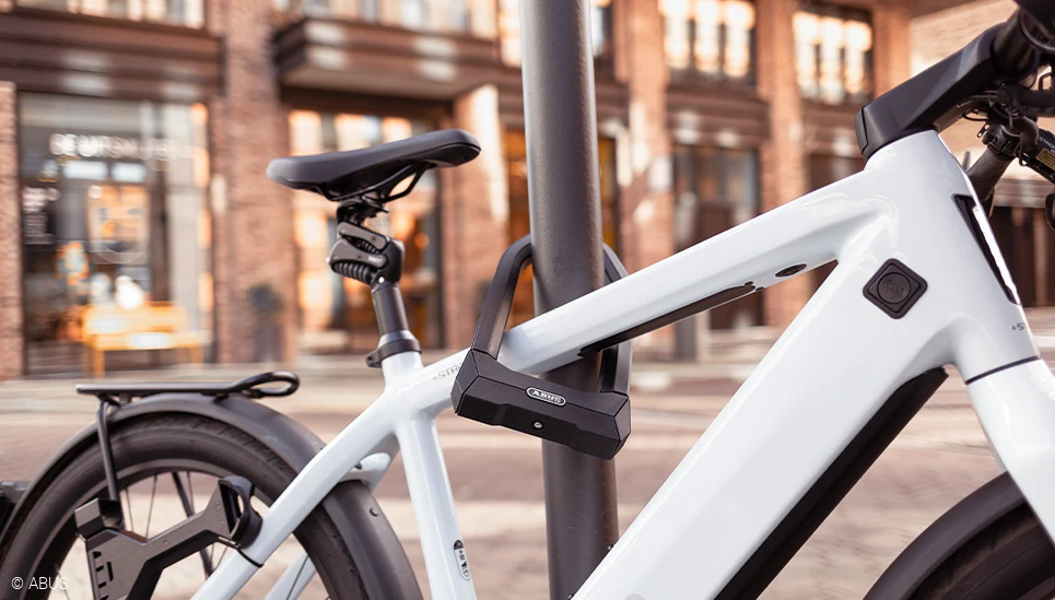 Bügelschloss GRANIT™ Super Extreme 2500 an ein Fahrrad angeschlossen © ABUS