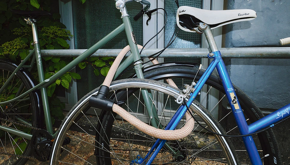 Two bicycles locked together with the YARNIT chain lock © ABUS
