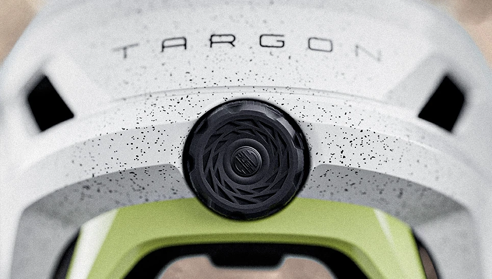 Close-up of the Zoom™ Rapid Fit adjustment system on the back of the TARGON MTB helmet © ABUS