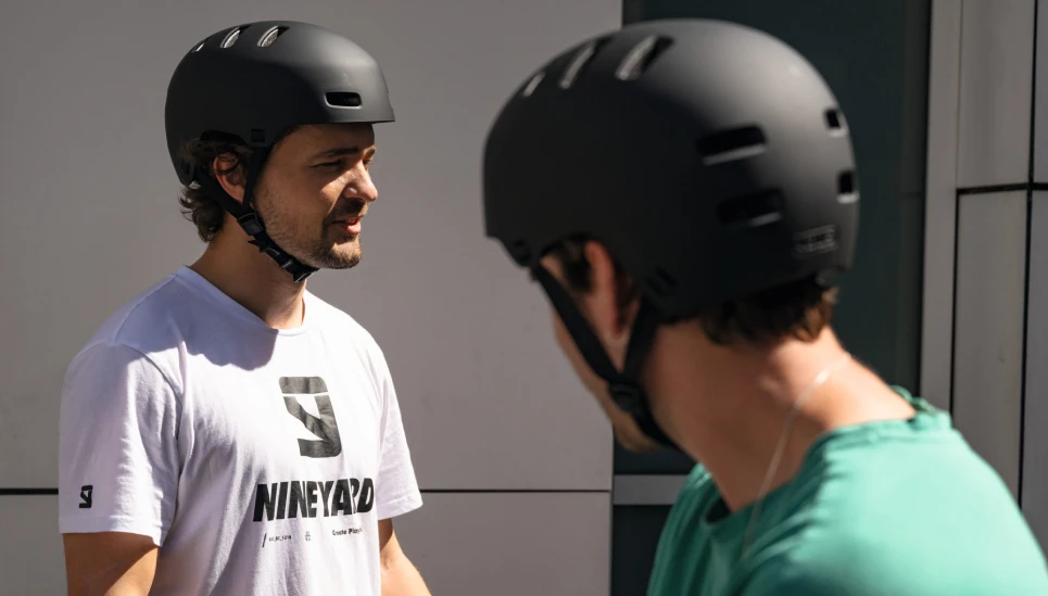 Jonge fietser draagt de fietshelm Indy in de kleur Zwart en rijdt door een dirtpark © ABUS
