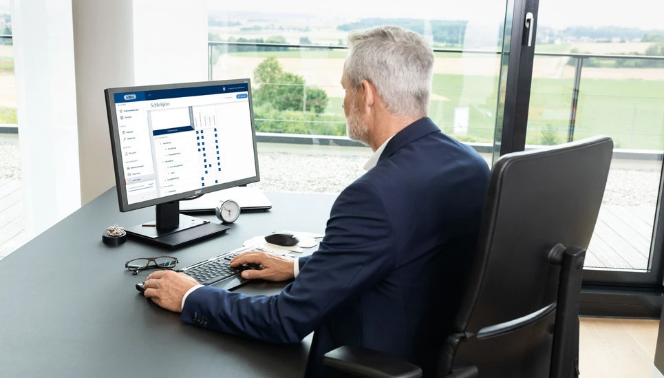 Man protokolliert den Zutritt für mehr Sicherheit © ABUS