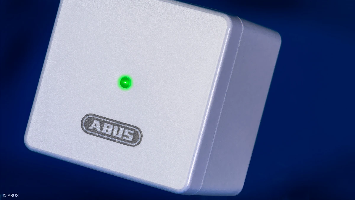 Dank der WLAN-Bridge können Sie von überall Ihr smartes Türschloss steuern © ABUS