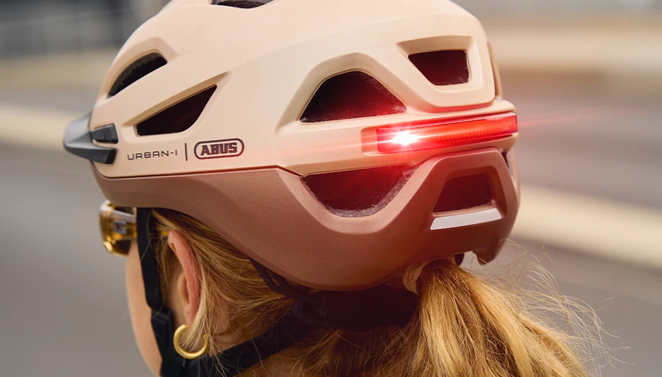Nahaufnahme des LED Rücklicht des Urbanhelms Urban-I 4.0 in champagne gold © ABUS