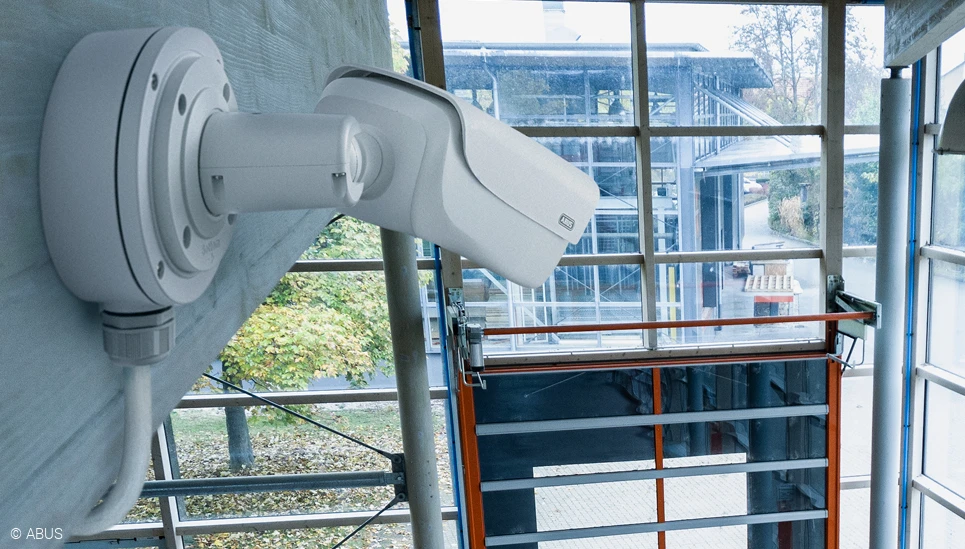 ABUS Tube-Kamera auf den Eingang eines Firmengebäudes ausgerichtet. © ABUS