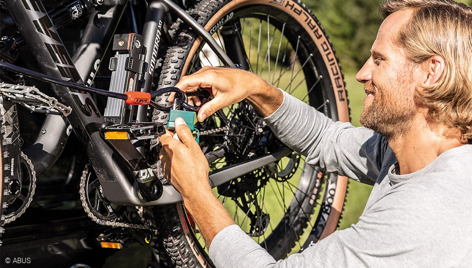 Verrouiller les vélos au niveau du porte-bagages ou ailleurs ? Sécurisez vos bagages en toute fiabilité avec notre câble en acier Cobra et un cadenas