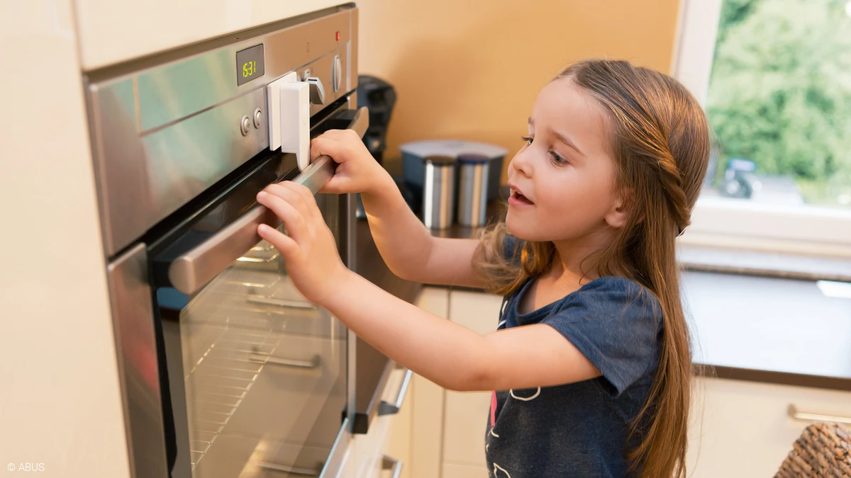 Dank unserer Sicherung für die Backofen können Kinder unbekümmert beim Kekse Backen helfen © ABUS