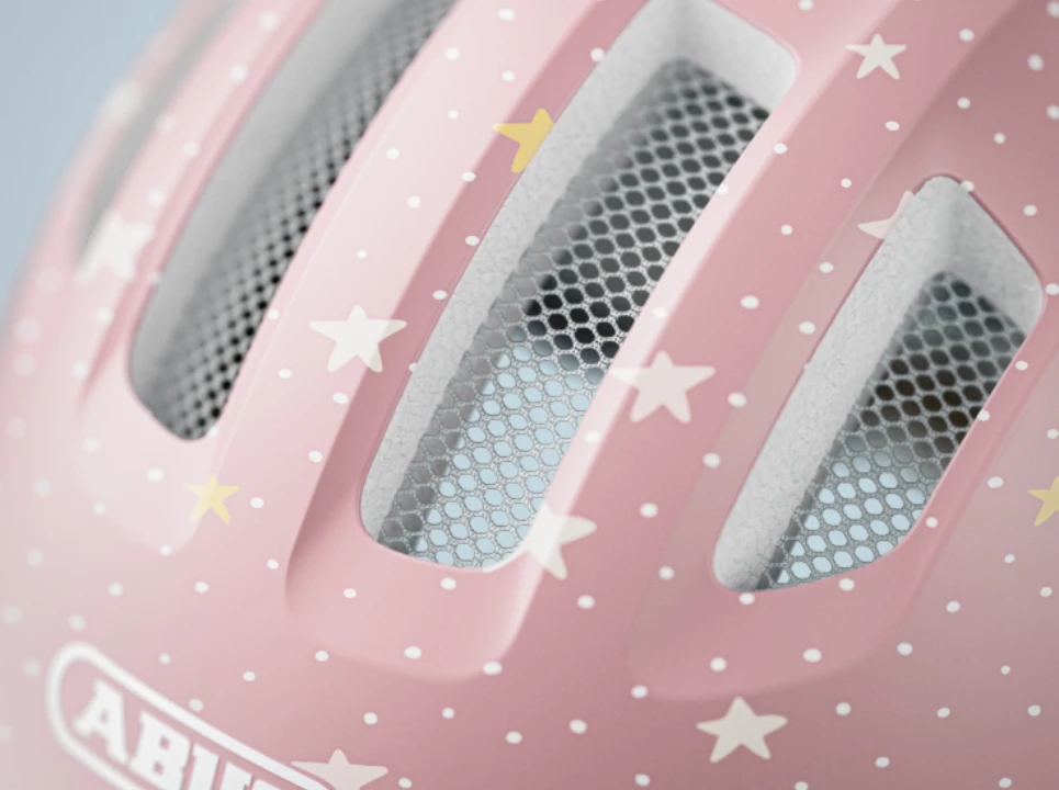 Detailansicht des ABUS Smiley 3.0 FL.ACE LED Kinderfahrradhelms in Pure Rosestars mit Belüftungsöffnungen und integriertem Insektennetz © ABUS
