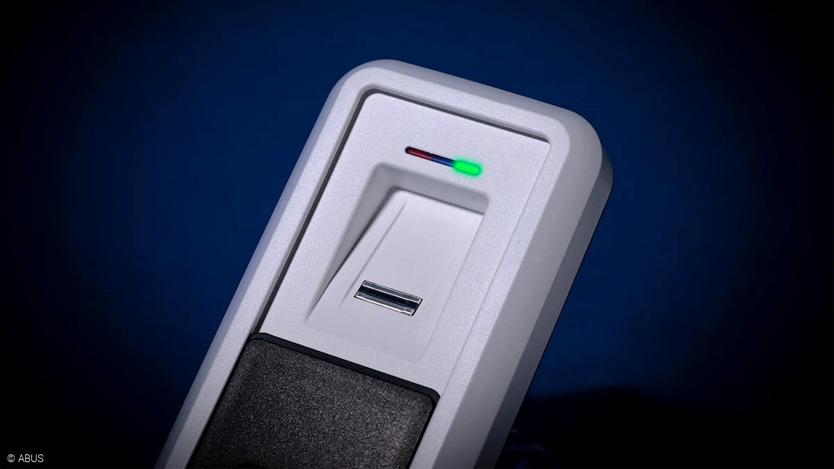 HomeTec Pro Bluetooth: das smarte Türschloss mit Fingerscanner © ABUS