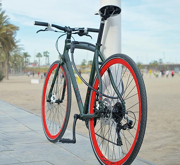 Fahrrad in Strandumgebung angeschlossen mit dem Kabelschloss Tresor 6412 © ABUS
