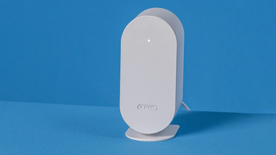 BRIDGE One in white standing against a blue background © ABUS