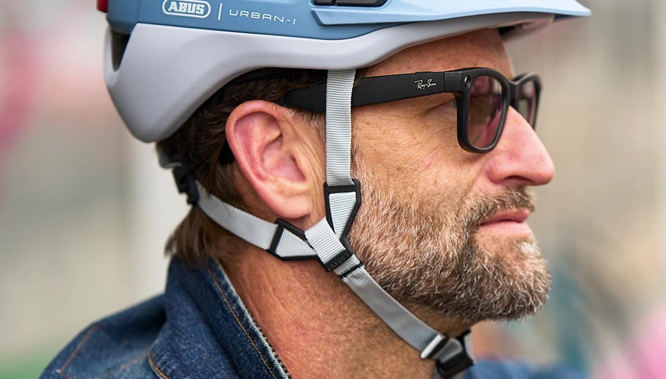 Nahaufnahme des flachen Gurtbandverteilers Trivider™ am Fahrradhelm Urban-I 4.0 ACE © ABUS