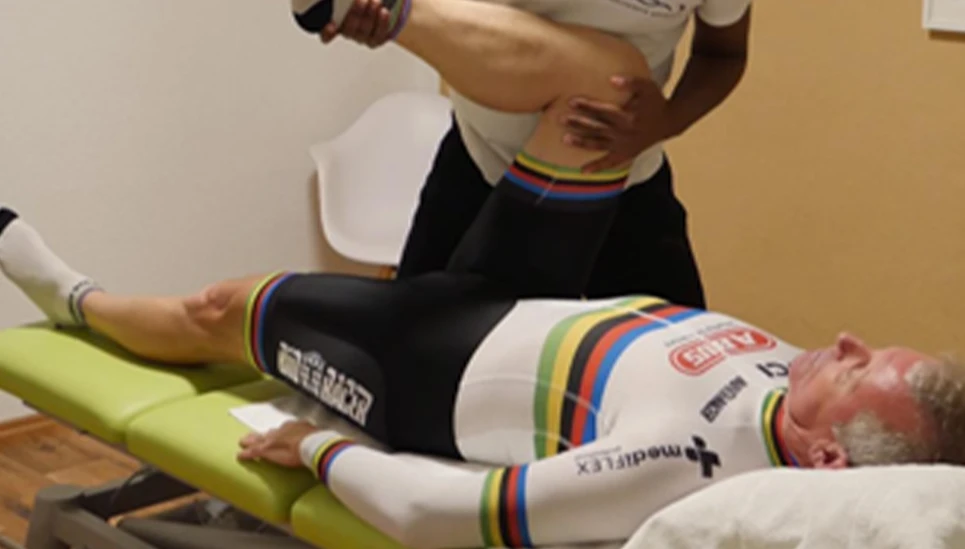 Hans Peter Durst in Behandlung bei einem Physiotherapeuten © ABUS