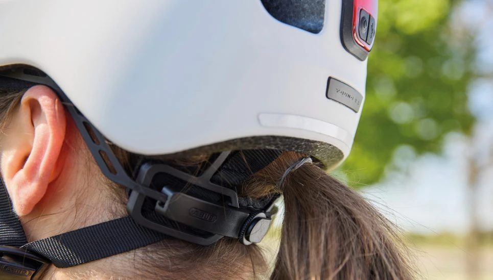 Close-up of the lacing opening on the YOUN-I 3.0 ACE in white © ABUS