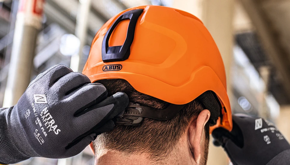 Vue arrière d'une personne portant Scator, avec une attention particulière sur le système de réglage Easyflex à l'arrière de la tête © ABUS